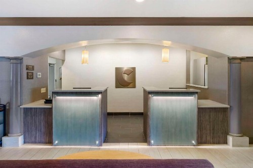 Comfort Inn & Suites - image 8
