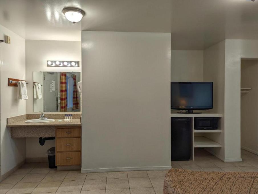 Americas Best Value Inn Oxnard-Port Hueneme - image 7