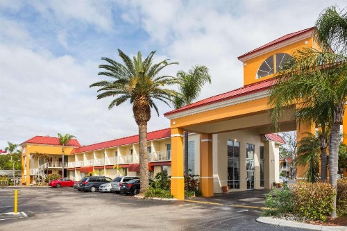 Days Inn & Suites by Wyndham Port Richey - image 1