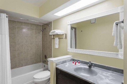 Days Inn & Suites by Wyndham Port Richey - image 9