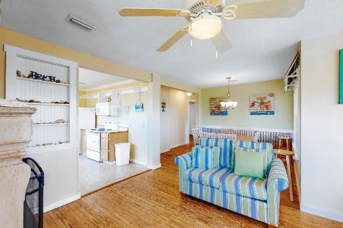 Carl's Coastal Cottage - image 1