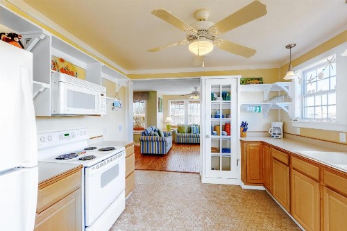 Carl's Coastal Cottage - image 11