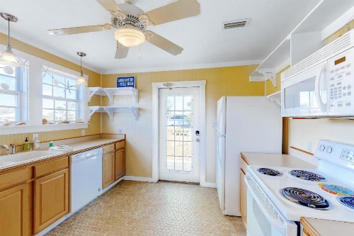 Carl's Coastal Cottage - image 6