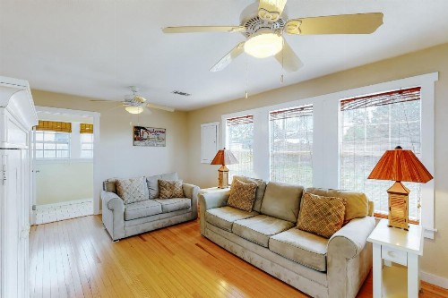 Carl's Coastal Cottage - image 9