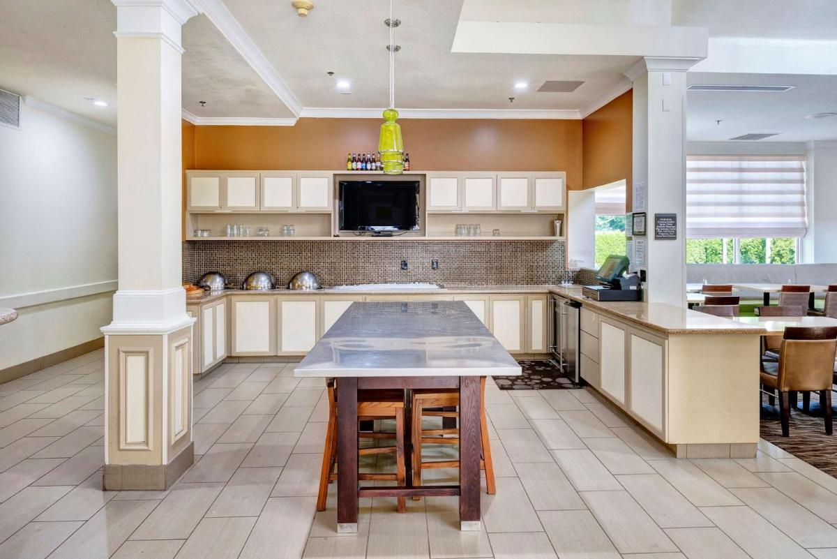 Hilton Garden Inn Portland Airport - image 6