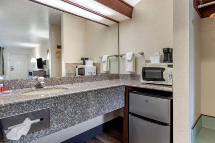 Econo Lodge Portland Airport - image 12