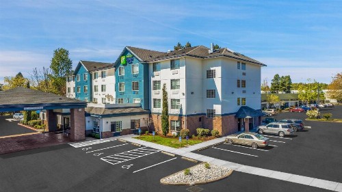 Holiday Inn Express Hotel & Suites Portland - Jantzen Beach an IHG Hotel - image 2