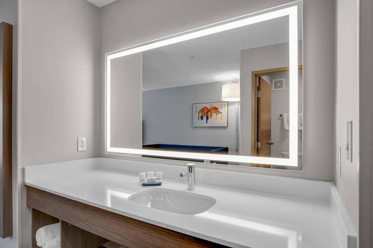 Holiday Inn Express Hotel & Suites Portland - Jantzen Beach an IHG Hotel - image 6
