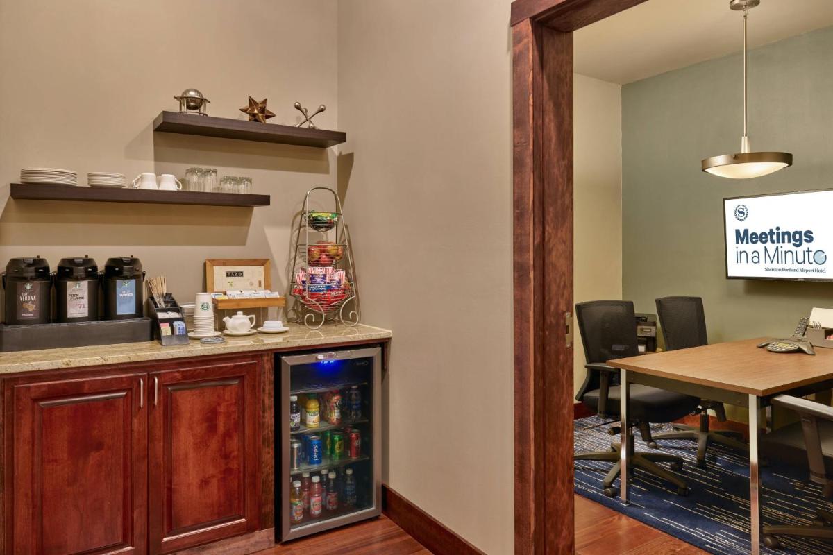 Sheraton Portland Airport Hotel - image 4