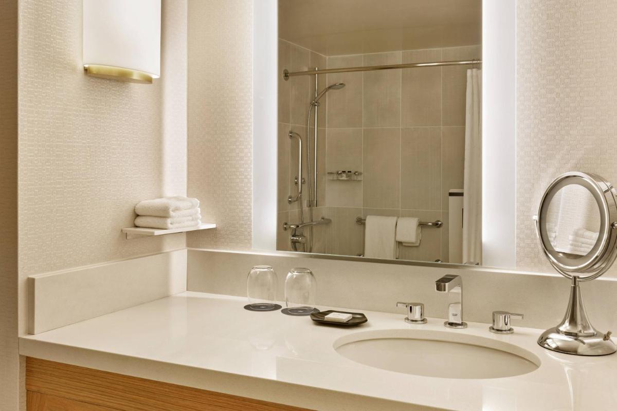Sheraton Portland Airport Hotel - image 6