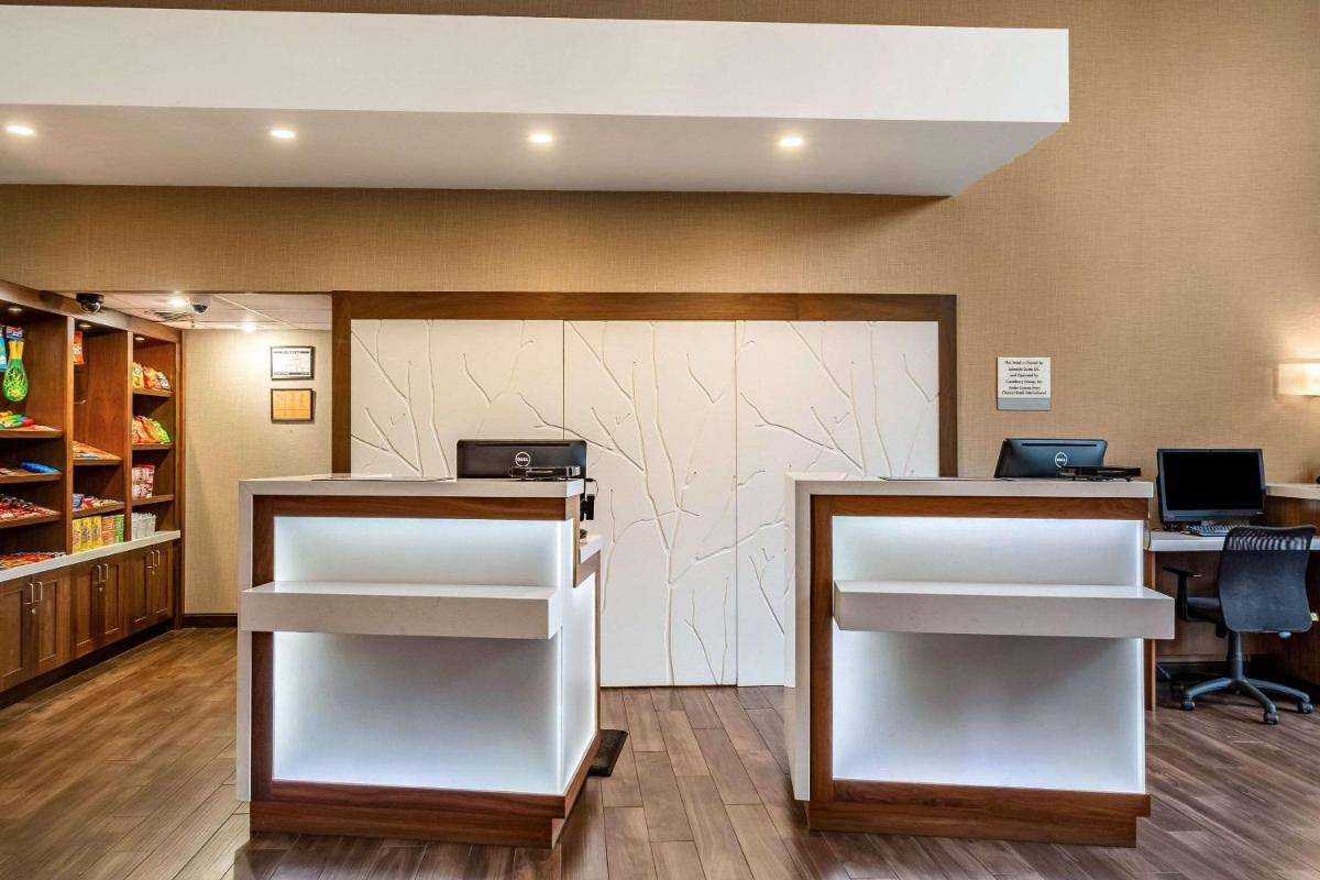 Clarion Hotel Portland International Airport - image 3