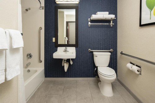 Fairfield Inn & Suites by Marriott Portland Airport - image 2