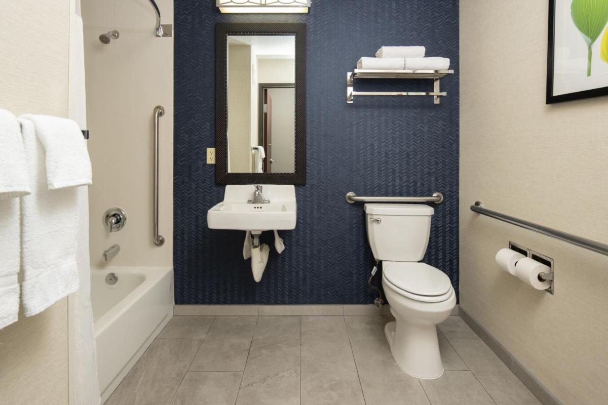 Fairfield Inn & Suites by Marriott Portland Airport - image 2