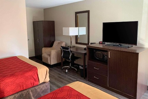 Econo Lodge City Center - image 11