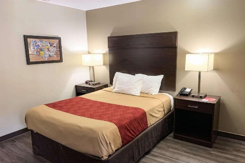 Econo Lodge City Center - image 16