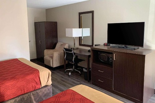 Econo Lodge City Center - image 19