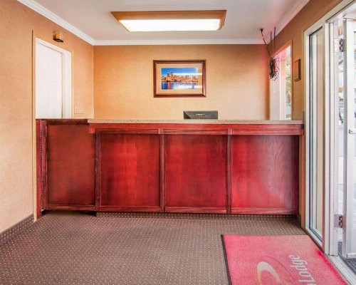 Econo Lodge City Center - image 2