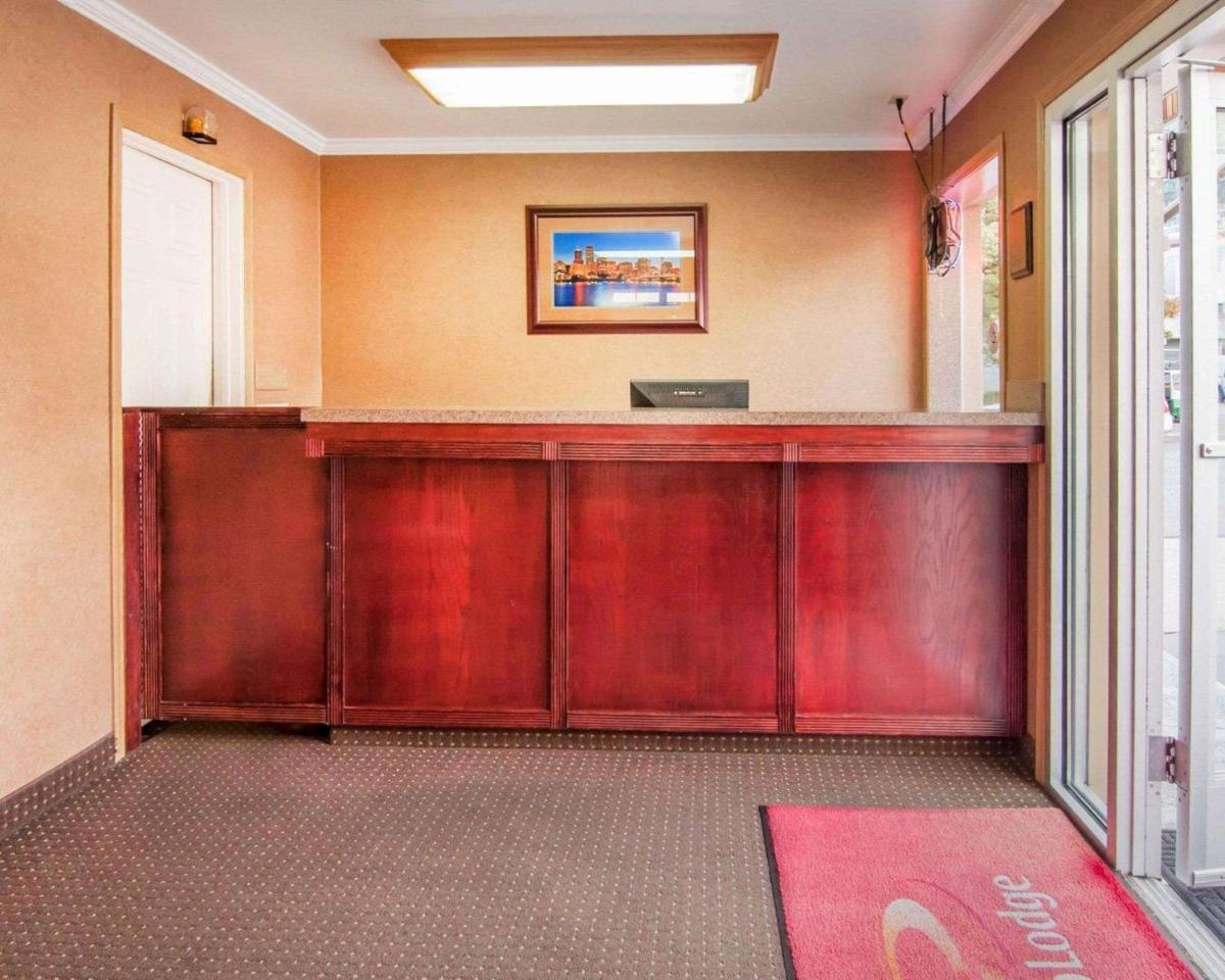 Econo Lodge City Center - image 2