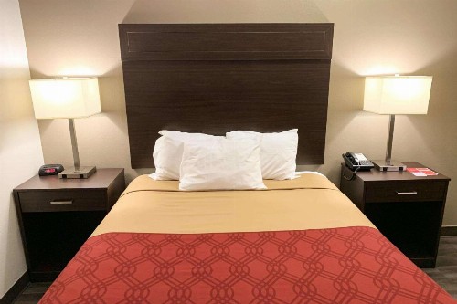 Econo Lodge City Center - image 20