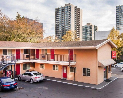 Econo Lodge City Center - image 4
