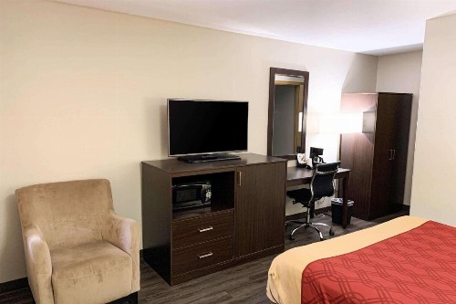 Econo Lodge City Center - image 7