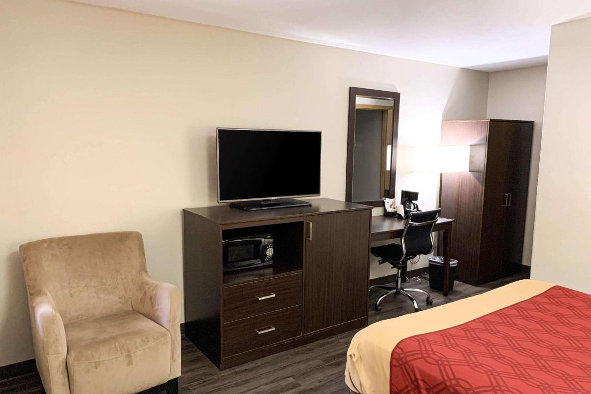 Econo Lodge City Center - image 7