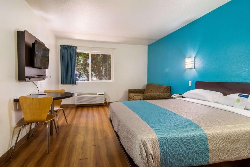 Motel 6 Portland Mall - 205 - image 10