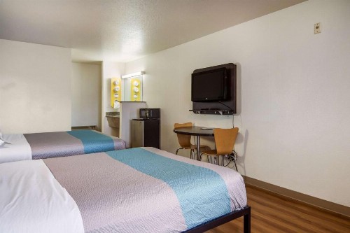 Motel 6 Portland Mall - 205 - image 13