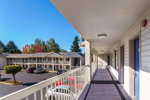 Motel 6 Portland Mall - 205 - image 2