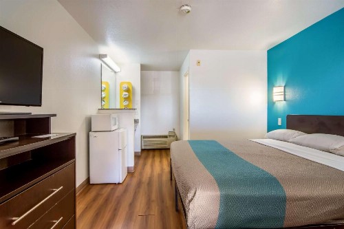 Motel 6 Portland Mall - 205 - image 3