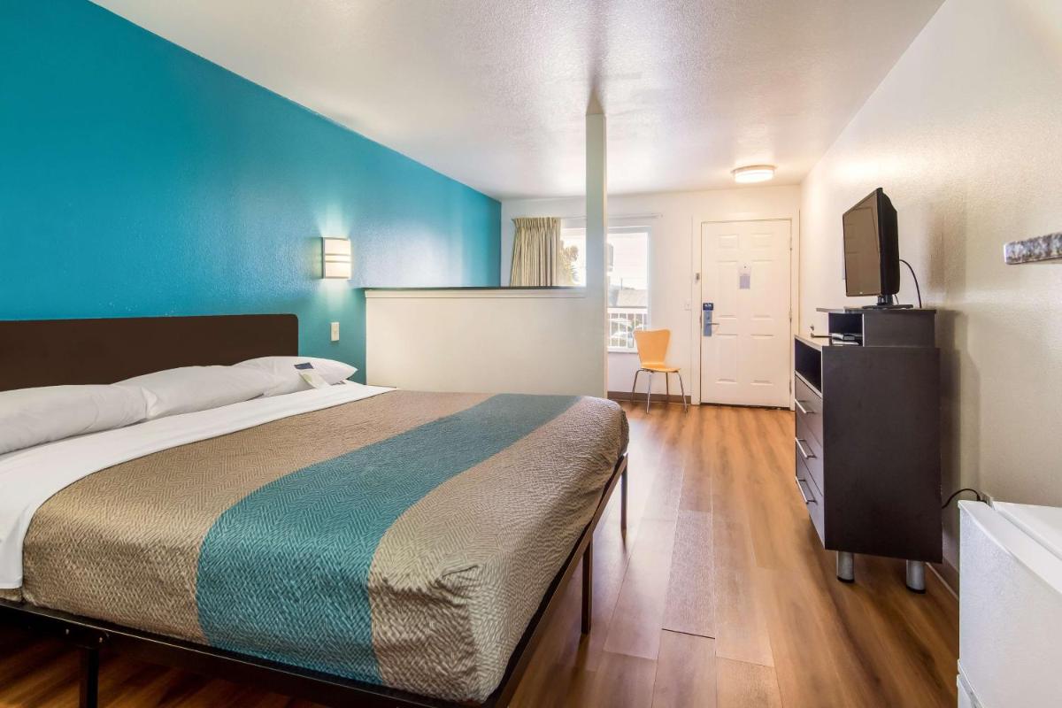 Motel 6 Portland Mall - 205 - image 4