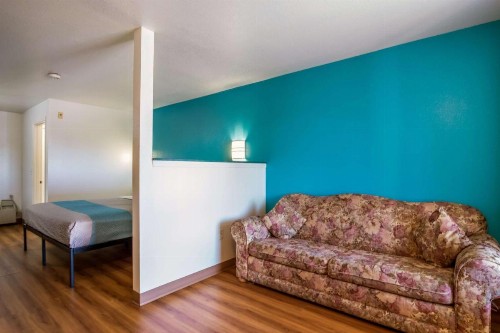 Motel 6 Portland Mall - 205 - image 5
