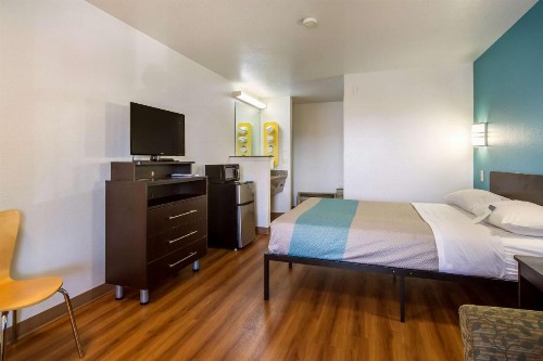 Motel 6 Portland Mall - 205 - image 7