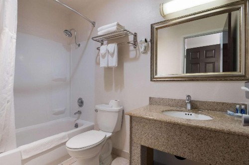 Rodeway Inn & Suites Hwy 217 & 26 W - image 1