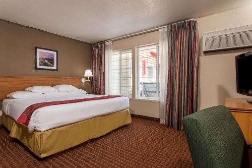 Ramada by Wyndham Portland - image 4