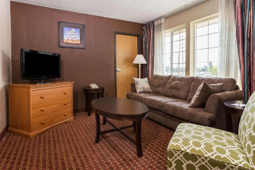 Ramada by Wyndham Portland - image 6