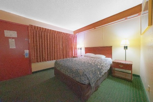 Rodeway Inn Convention Center - image 11
