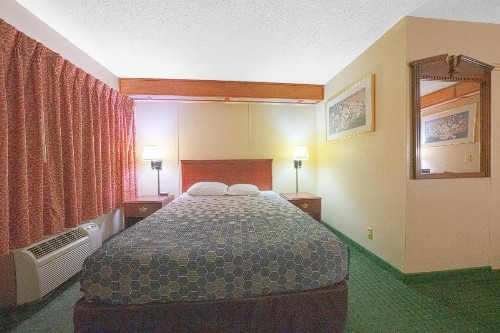 Rodeway Inn Convention Center - image 12