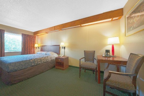 Rodeway Inn Convention Center - image 16