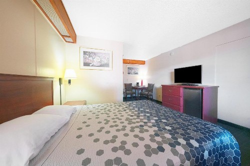 Rodeway Inn Convention Center - image 18