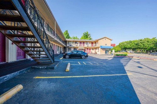 Rodeway Inn Convention Center - image 2