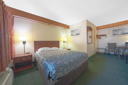 Rodeway Inn Convention Center - image 20