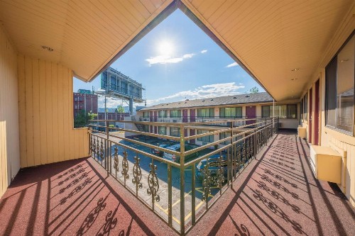 Rodeway Inn Convention Center - image 29