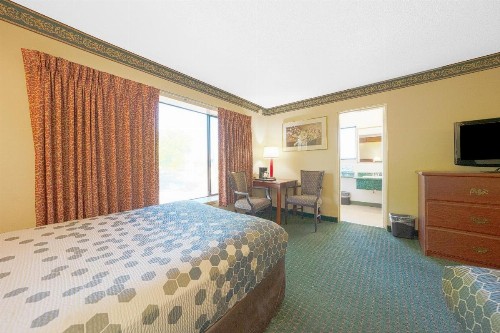 Rodeway Inn Convention Center - image 36