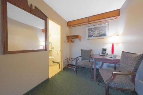 Rodeway Inn Convention Center - image 40