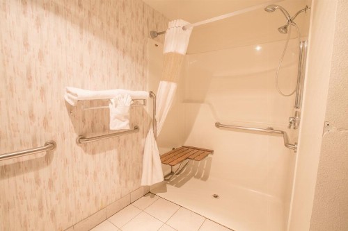 Bridgeway Inn & Suites - Portland Airport - image 17