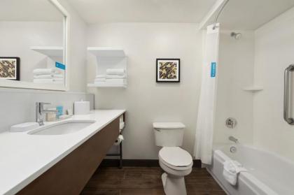 Hampton Inn Portland Airport - image 9