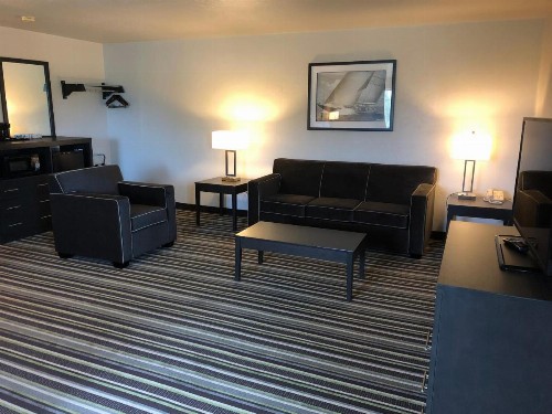 Super 8 by Wyndham Portland Airport - image 10
