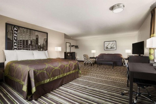 Super 8 by Wyndham Portland Airport - image 12