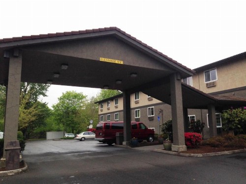 Super 8 by Wyndham Portland Airport - image 15
